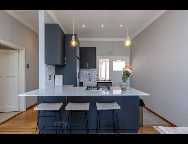 2 BEDROOM APARTMENT TO LET IN SEA POINT